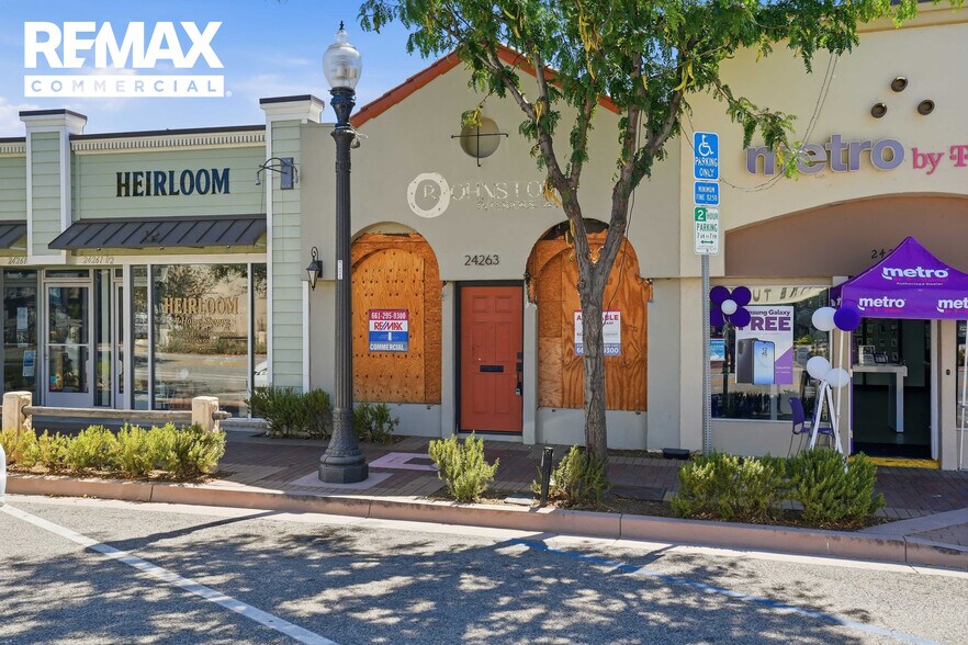24263 Main St, Newhall, CA à vendre - Photo de l’immeuble – Image 2 sur 2