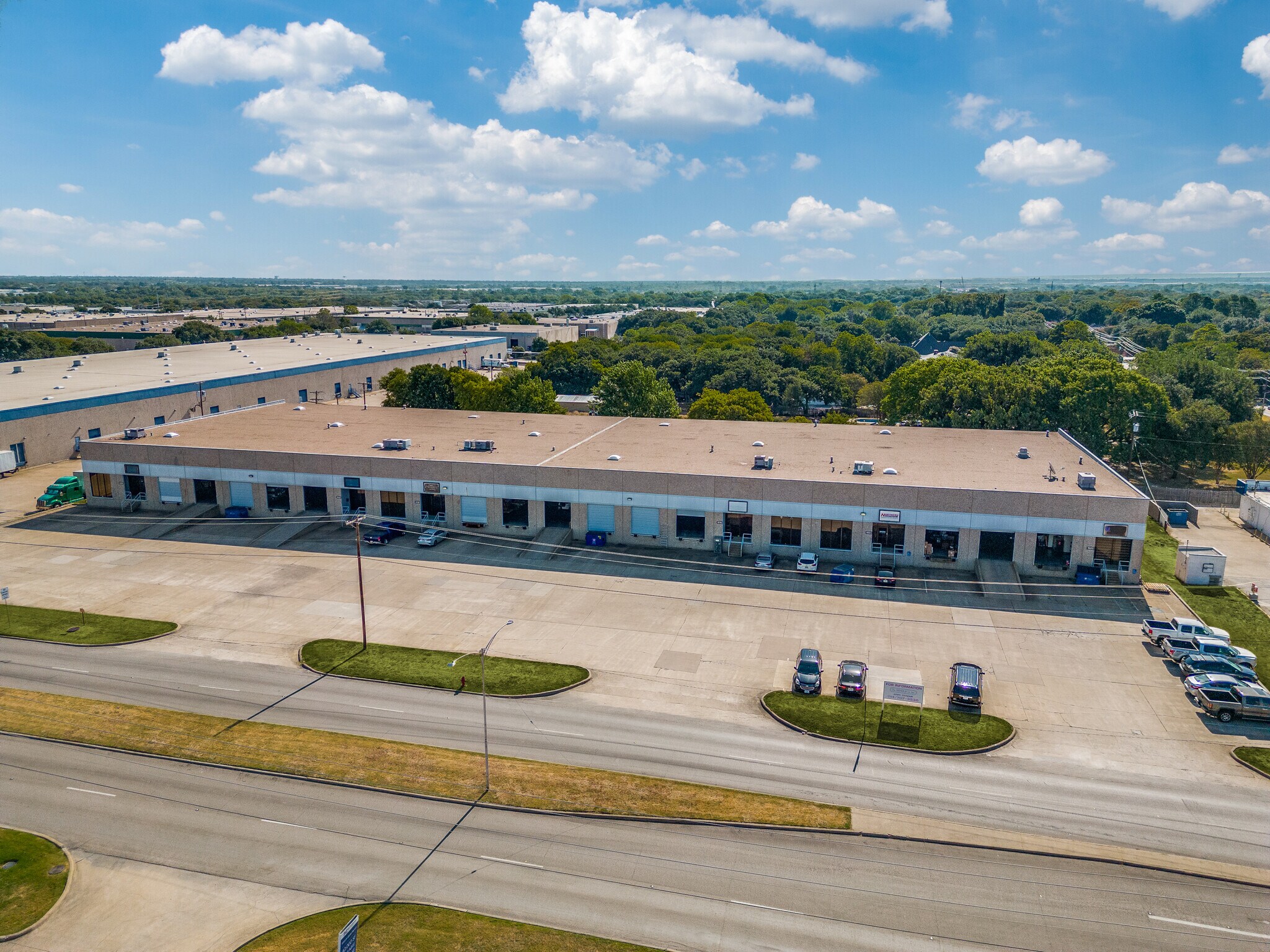 1922-1938 N Great Southwest Pky, Grand Prairie, TX à louer Photo de l’immeuble– Image 1 sur 39