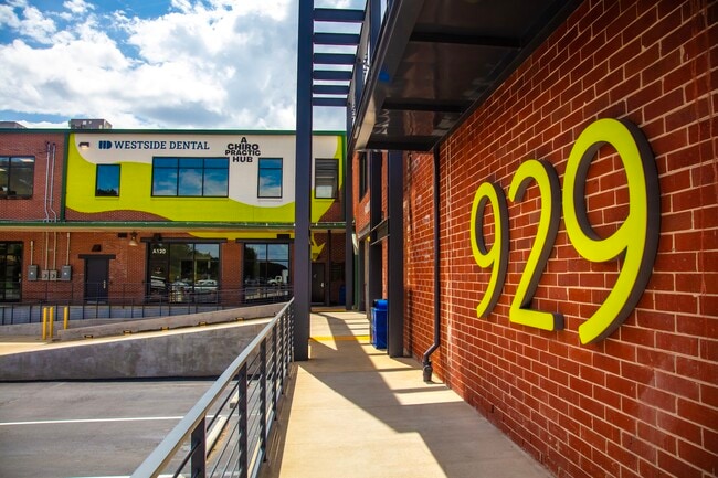 Plus de détails pour 929-933 White St, Atlanta, GA - Différents types d’espaces à louer