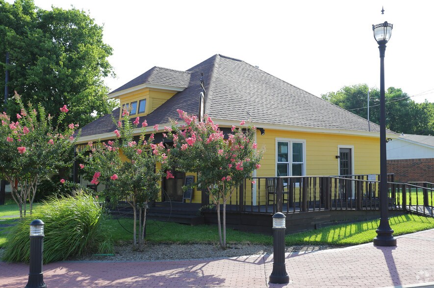 208 S Oak St, Roanoke, TX à vendre - Photo de l’immeuble – Image 2 sur 3