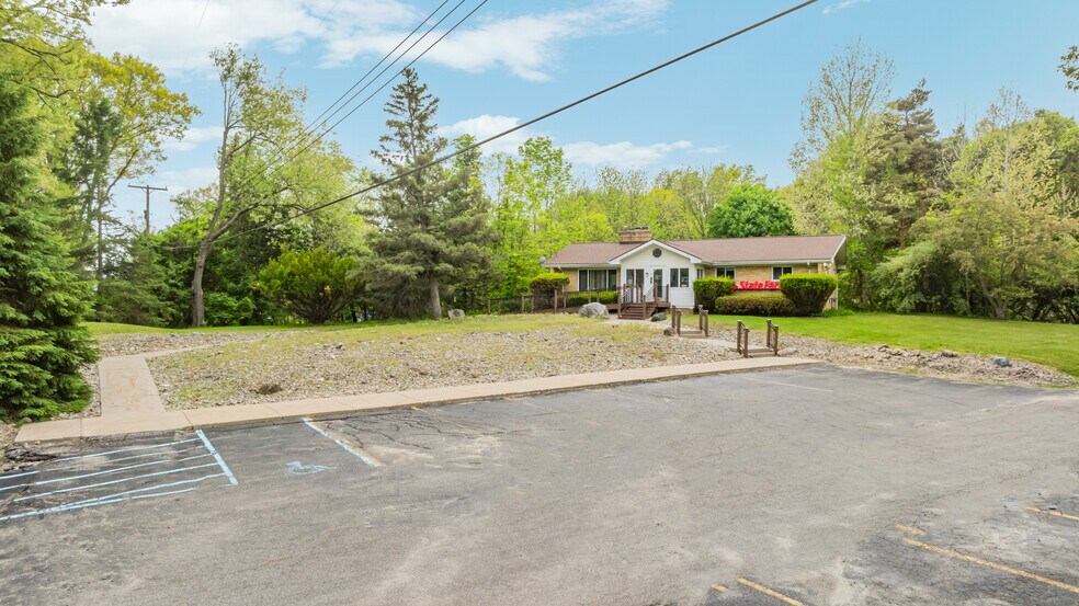 7217 Sashabaw Rd, Village of Clarkston, MI à vendre - Photo de l’immeuble – Image 3 sur 26