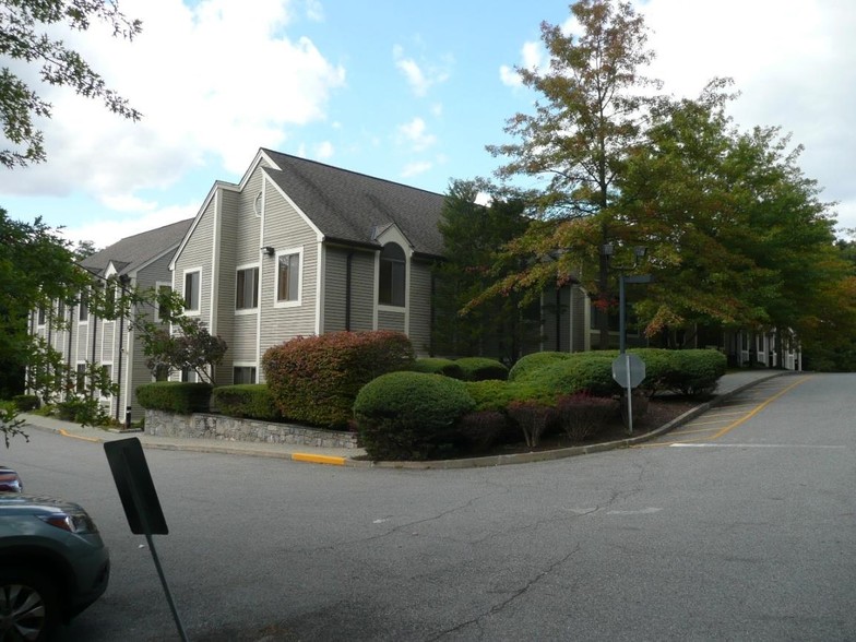 190 Goldens Bridge Rd, Katonah, NY à louer - Photo de l’immeuble – Image 3 sur 31