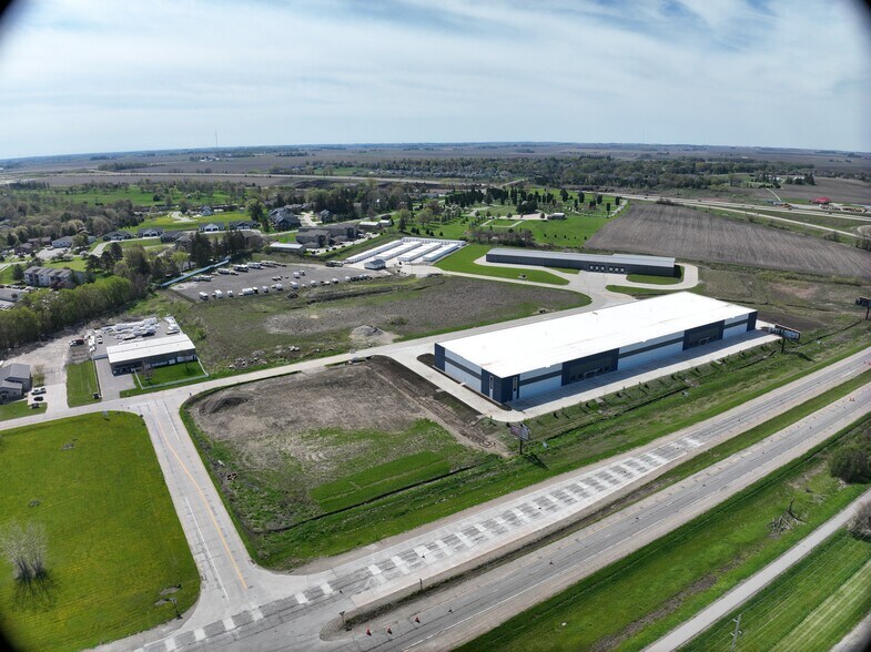 3455 Marnie Ave, Waterloo, IA à vendre - Photo de l’immeuble – Image 2 sur 4