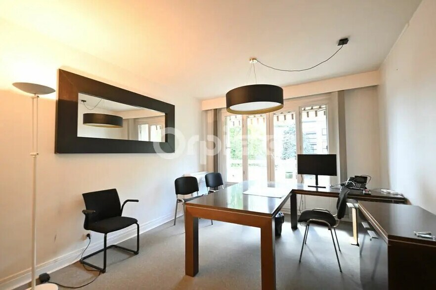 Bureau dans Vénissieux à louer - Photo de l’immeuble – Image 1 sur 9