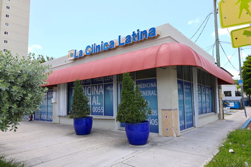 1058 SW 1st St, Miami, FL à louer - Photo de l’immeuble – Image 3 sur 10