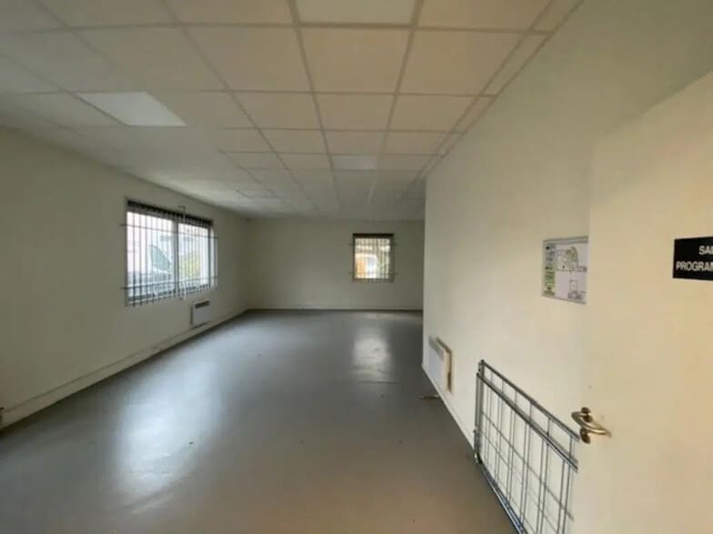 Local d’activités dans Nanterre à louer - Photo de l’immeuble – Image 3 sur 4
