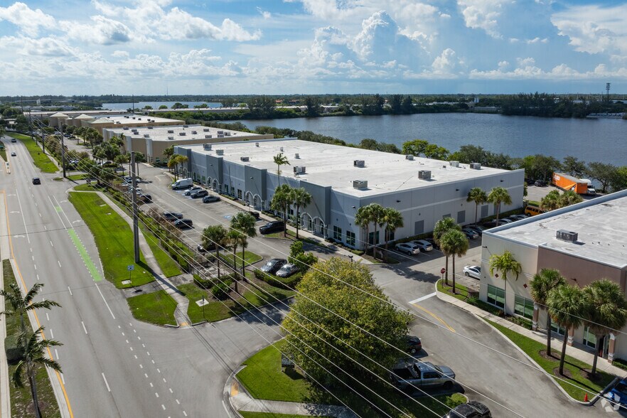 1701 Green Rd, Deerfield Beach, FL à louer - Photo de l’immeuble – Image 3 sur 8