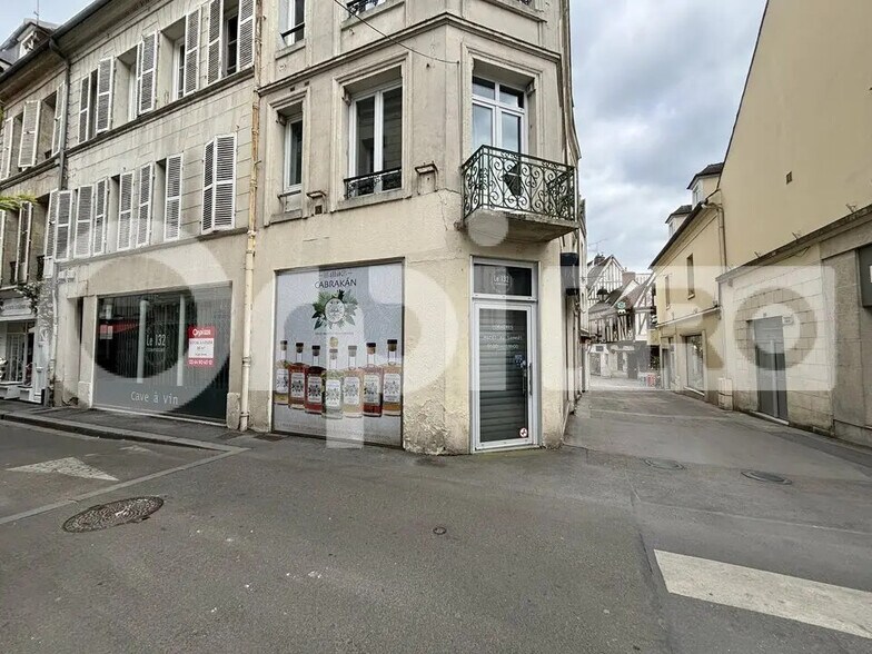 Local commercial dans Compiègne à louer - Photo de l’immeuble – Image 2 sur 2