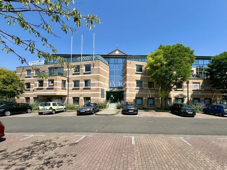 Bureau dans Cergy à louer - Photo de l’immeuble – Image 1 sur 12