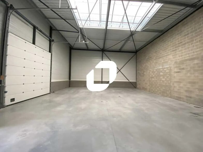 Local d’activités dans Champagne-sur-Oise à louer - Photo de l’immeuble – Image 2 sur 9