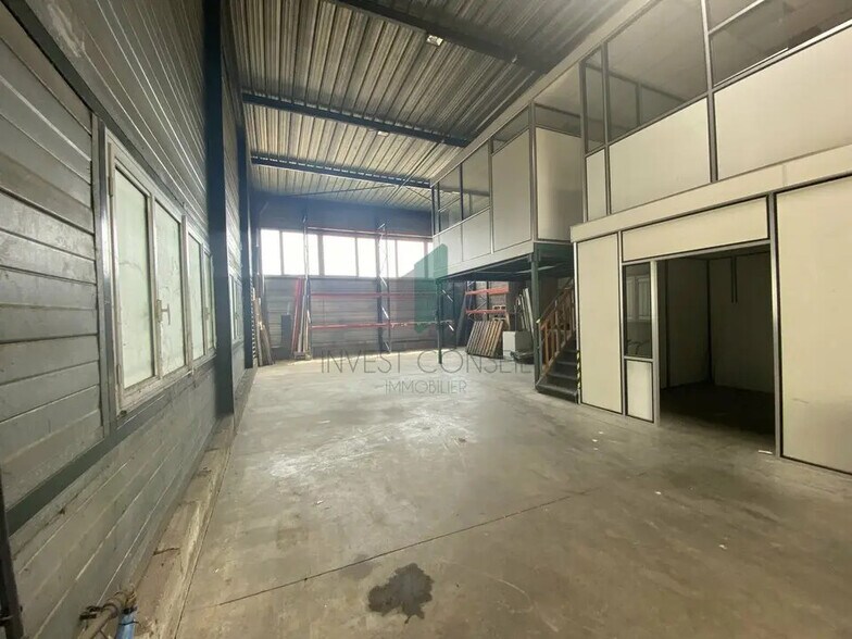 Local d’activités dans Le Plessis-Bouchard à louer - Photo de l’immeuble – Image 3 sur 9