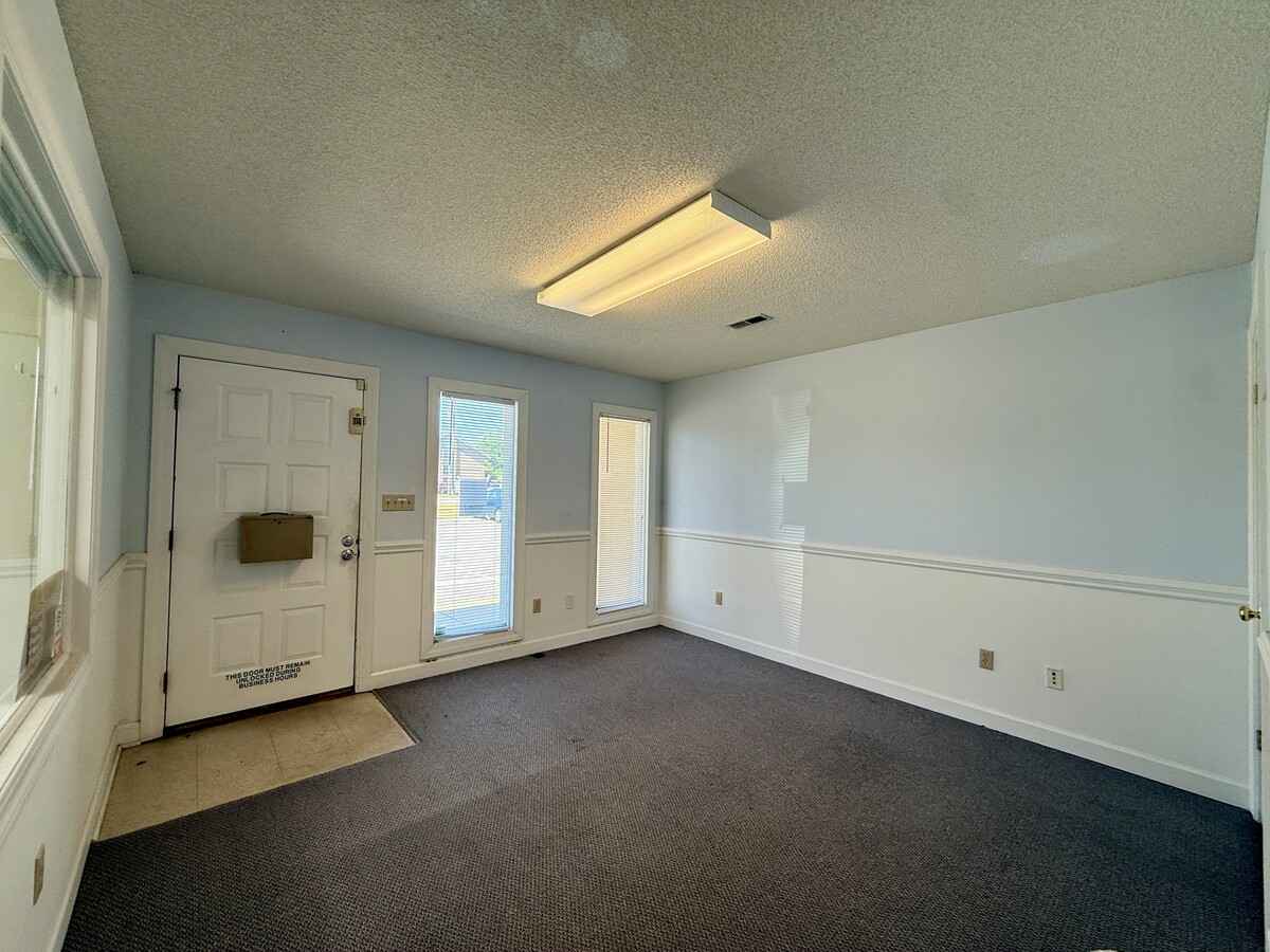 2401-2411 S Charles Blvd, Greenville, NC 27858 - Lot 2411 - - Photo intérieure - Image 2 of 13