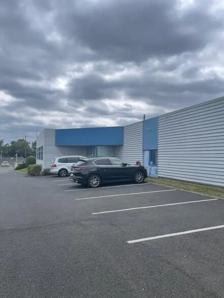 Local d’activités dans Fleury-les-Aubrais à louer - Photo de l’immeuble – Image 3 sur 8