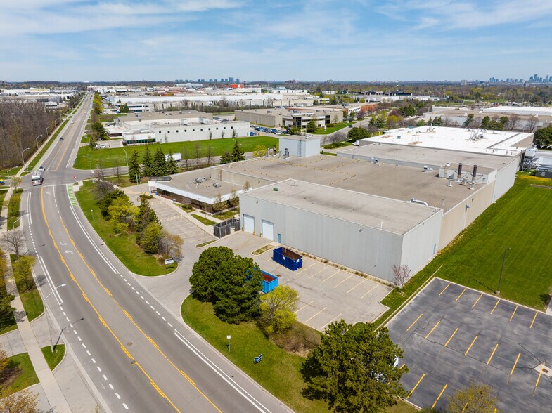 2830 Plymouth Dr, Oakville, ON à vendre - Photo de l’immeuble – Image 2 sur 7