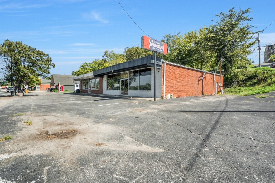 207 N Riverside Dr, Clarksville, TN à vendre - Photo de l’immeuble – Image 3 sur 36