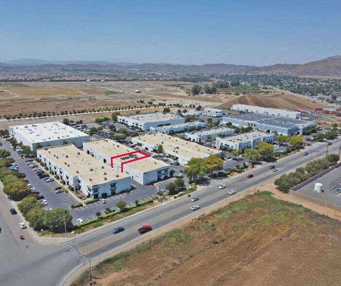 31887 Corydon Rd, Lake Elsinore, CA à vendre - Photo intérieure – Image 2 sur 9