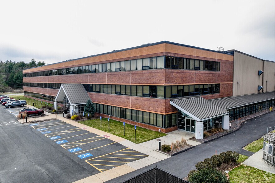 35 United Dr, West Bridgewater, MA à louer - Photo de l’immeuble – Image 3 sur 6