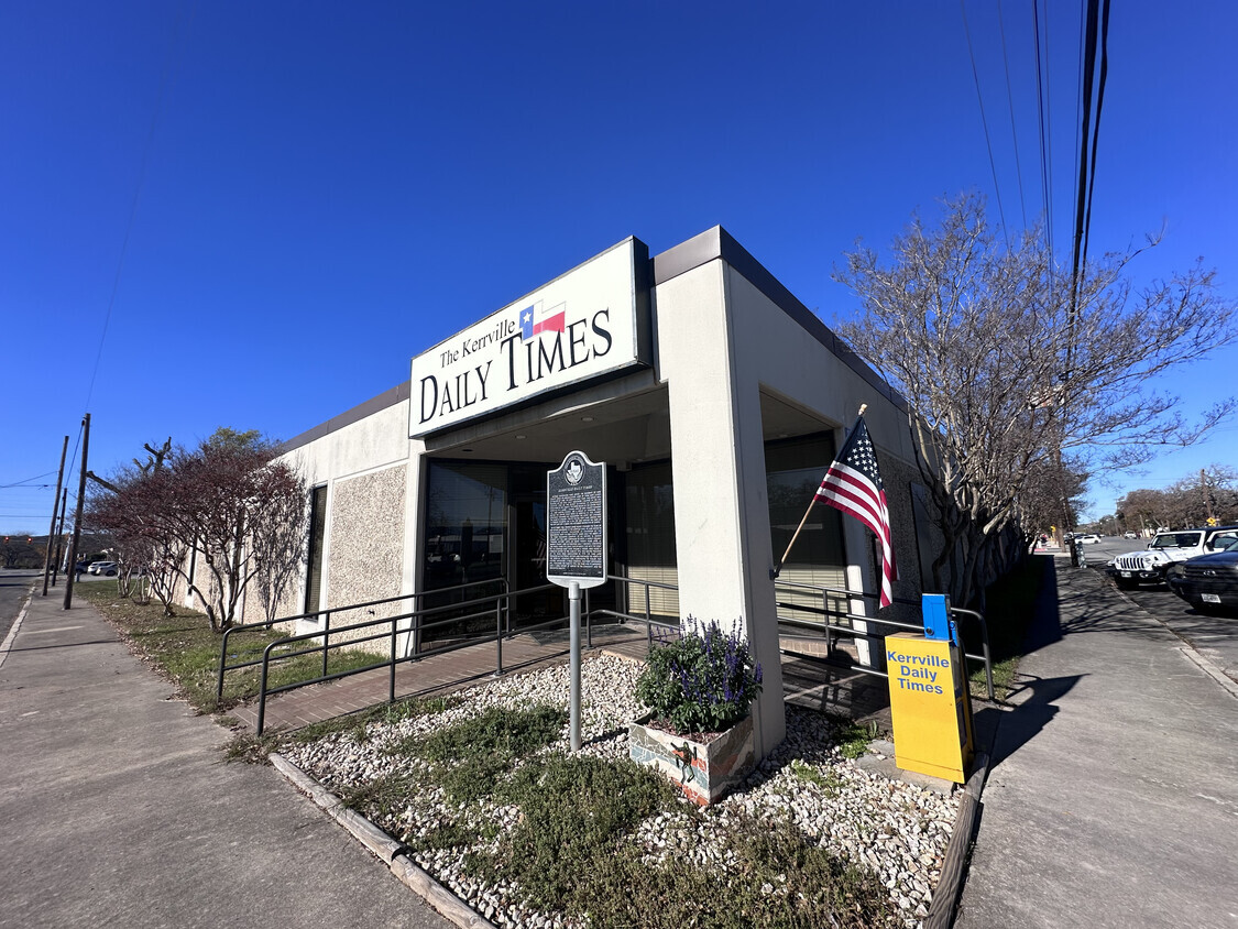 429 Jefferson St, Kerrville, TX à louer Photo de l’immeuble– Image 1 sur 7