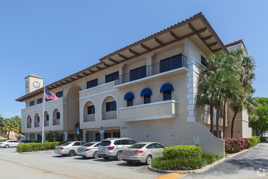 2300 W Sample Rd, Pompano Beach, FL à louer - Photo principale – Image 1 sur 13