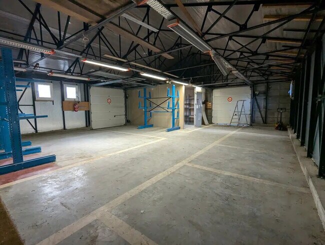 Plus de détails pour Local d'activités à louer