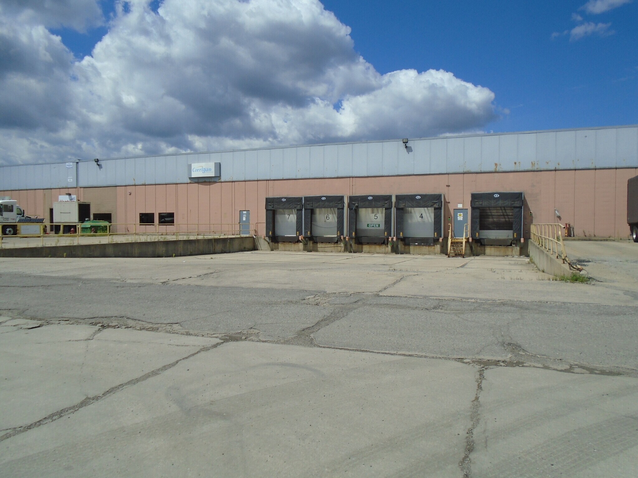 32500 Van Born Rd, Wayne, MI à louer Photo de l’immeuble– Image 1 sur 11