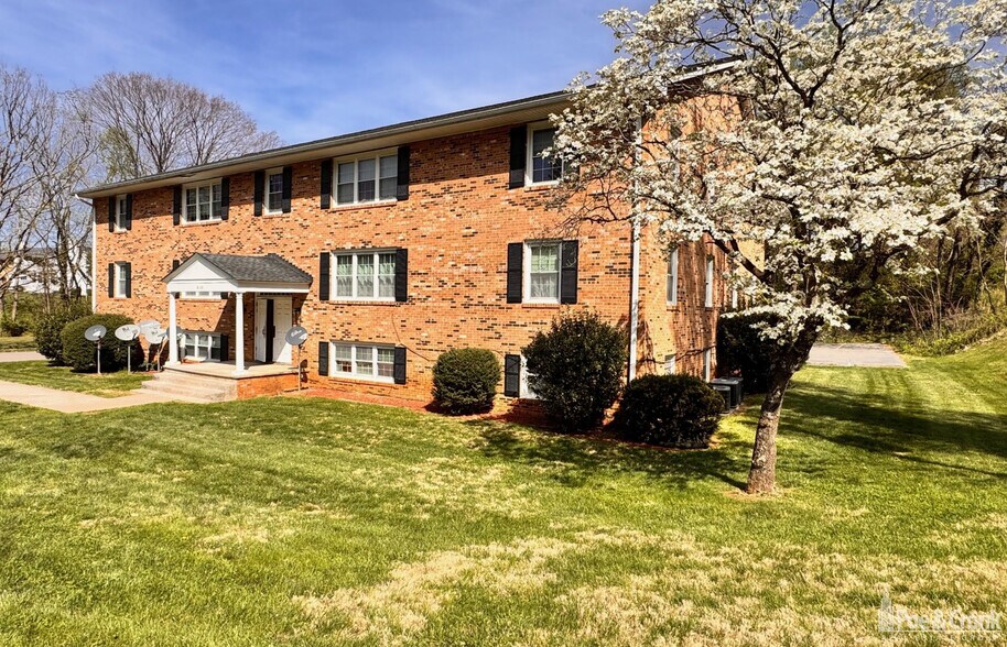 6154 Darby Rd, Roanoke, VA à vendre - Photo de l’immeuble – Image 2 sur 10