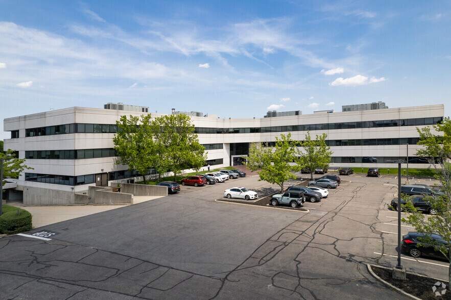145 Pinelawn Rd, Melville, NY à louer - Photo de l’immeuble – Image 2 sur 23