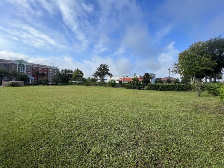1350 Saxon Blvd, Orange City, FL à louer - Photo de l’immeuble – Image 2 sur 3
