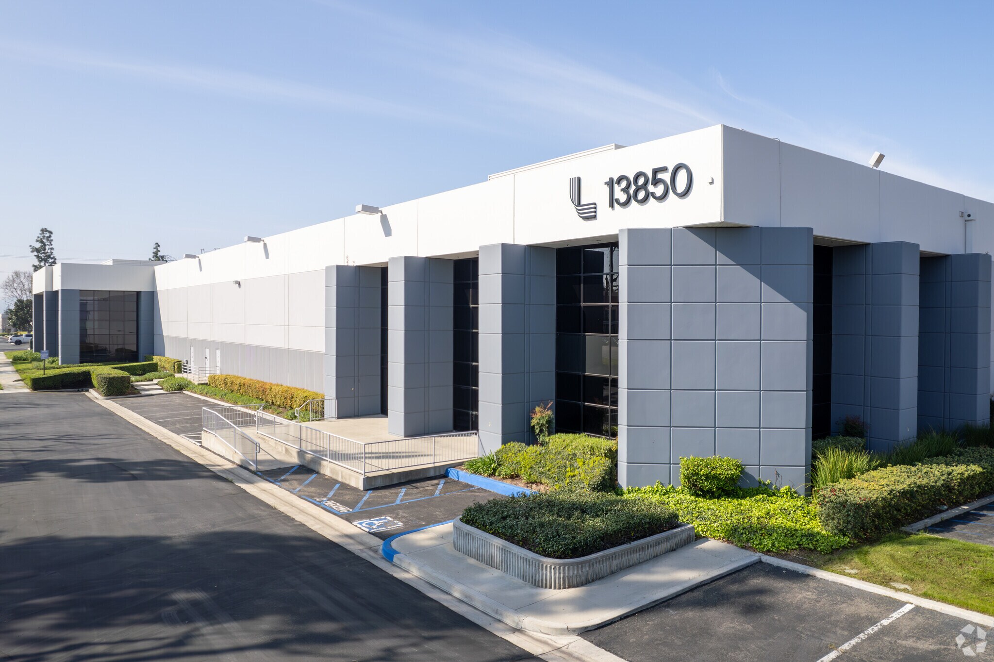 13850 Central Ave, Chino, CA à louer Photo de l’immeuble– Image 1 sur 8