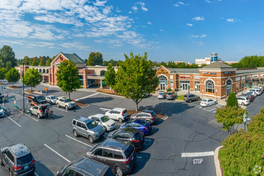 15235 John J Delaney Dr, Charlotte, NC à louer - Photo de l’immeuble – Image 1 sur 8