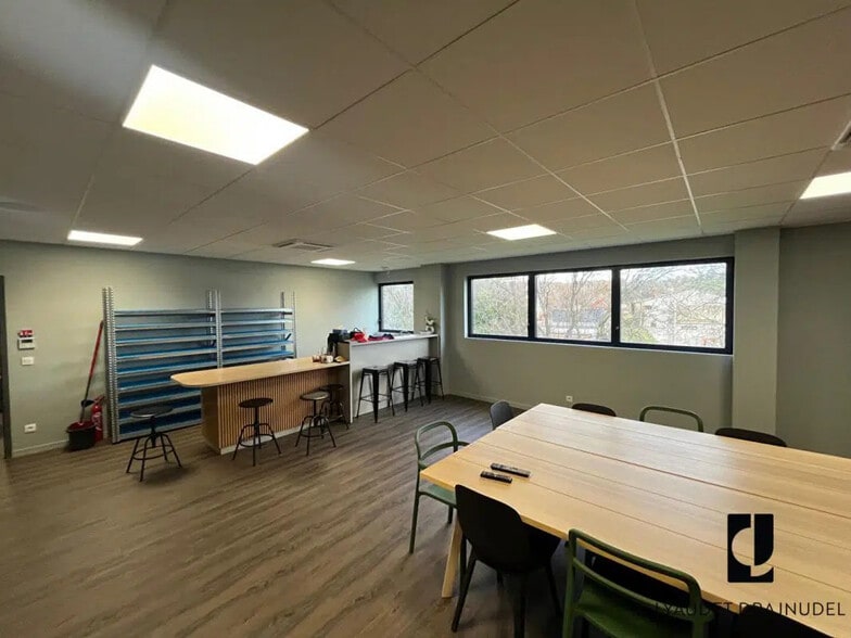 Local d'activités dans Le Coteau à vendre - Photo de l’immeuble – Image 3 sur 12