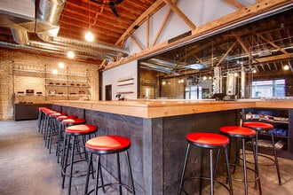 2359 N Milwaukee Ave, Chicago, IL à louer Photo intérieure– Image 2 sur 9