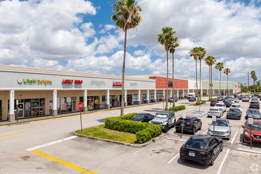 10101-10501 Pines Blvd, Pembroke Pines, FL à louer - Photo de l’immeuble – Image 2 sur 10