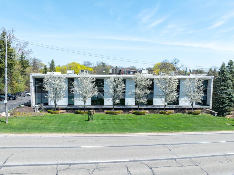 40700 Woodward Ave, Bloomfield Hills, MI à vendre - Photo de l’immeuble – Image 1 sur 18