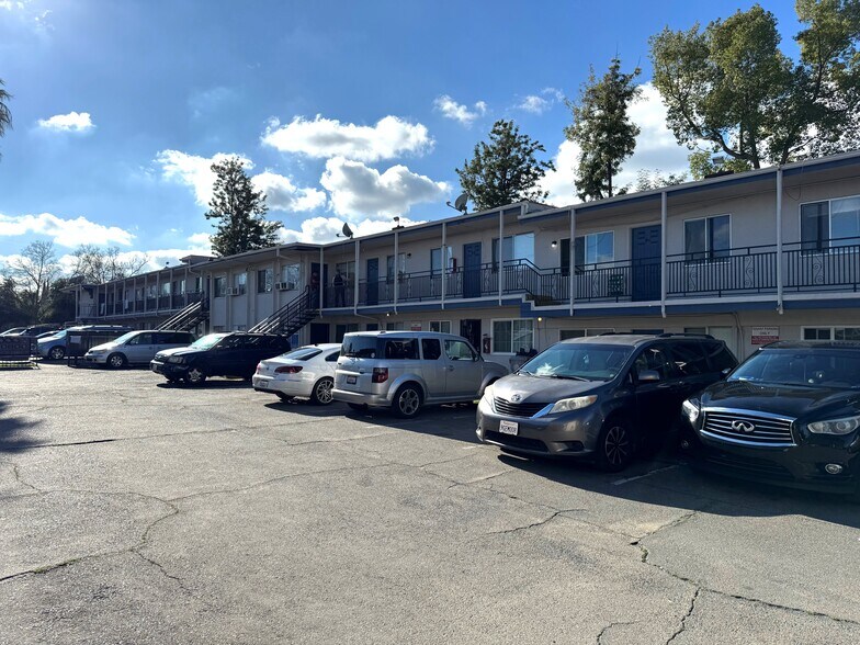 695 Plaza Ave, Sacramento, CA à vendre - Photo de l’immeuble – Image 2 sur 10