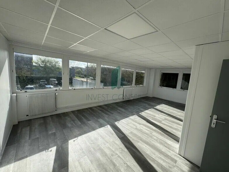 Local d’activités dans Aulnay-sous-Bois à louer - Photo de l’immeuble – Image 2 sur 12