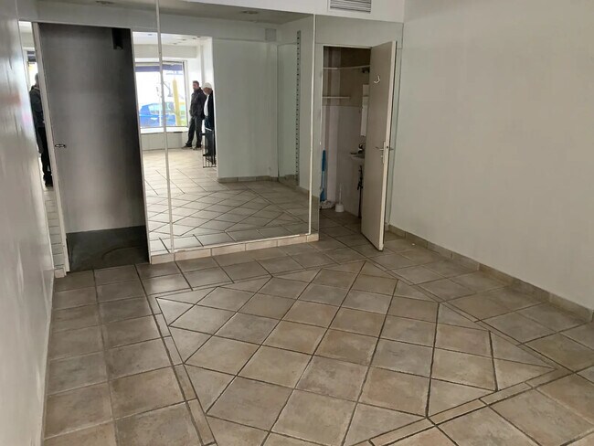 Plus de détails pour Local commercial à louer