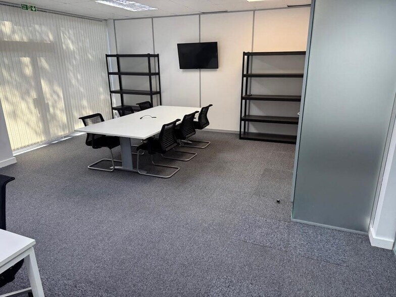 1-2 Eversley Way, Egham à louer - Photo de l’immeuble – Image 3 sur 8