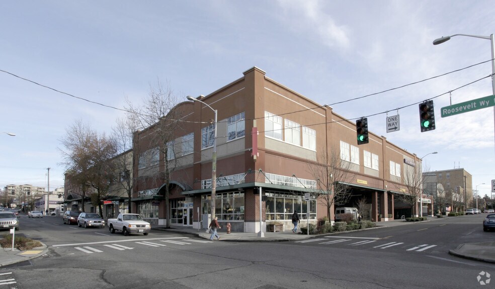 6308-6416 Roosevelt Way NE, Seattle, WA à louer - Photo de l’immeuble – Image 3 sur 7