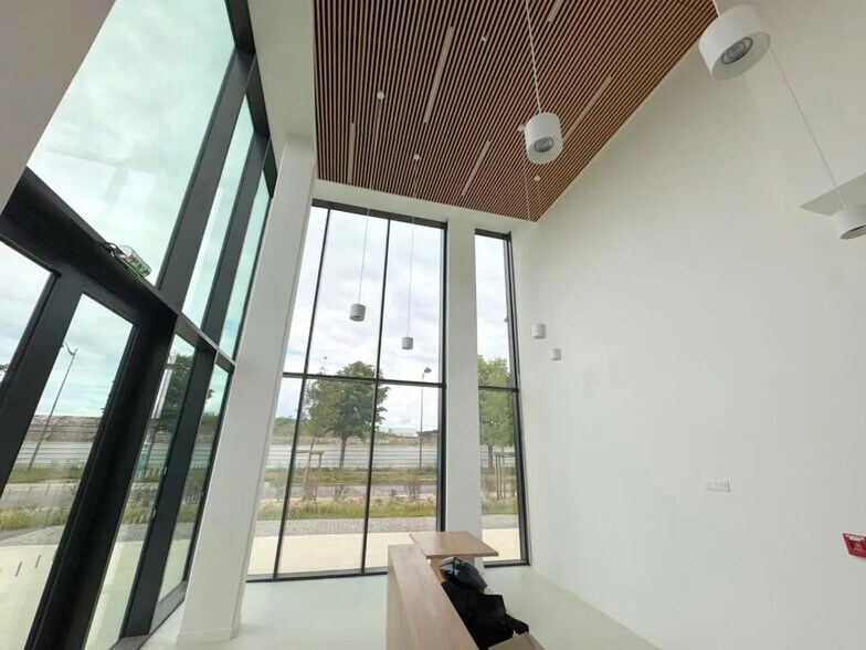 Bureau dans Versailles à louer - Hall d’entrée – Image 2 sur 15