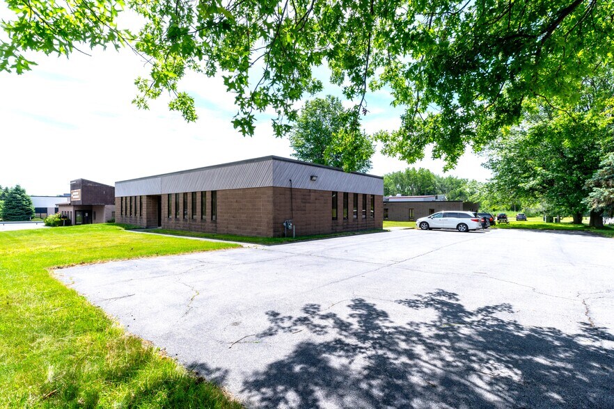 5982 E Molloy Rd, Mattydale, NY à vendre - Photo principale – Image 1 sur 24