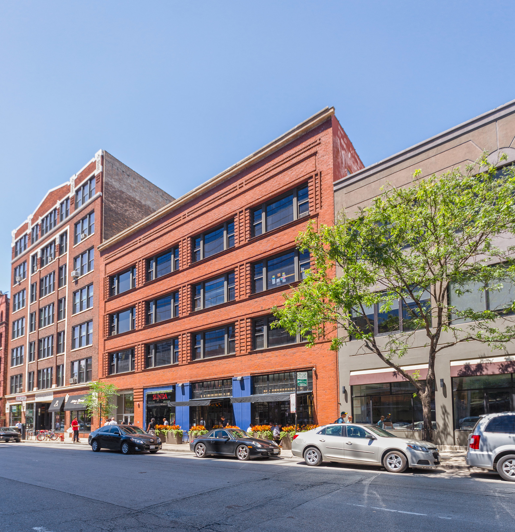 114 W Illinois St, Chicago, IL à louer Photo de l’immeuble– Image 1 sur 2