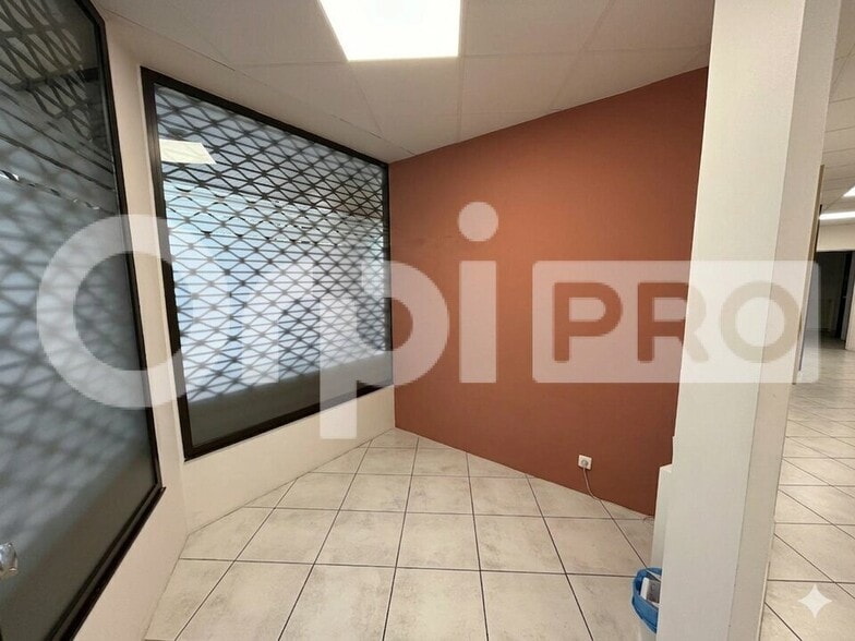 Local commercial dans Montlhéry à vendre - Photo intérieure – Image 2 sur 6
