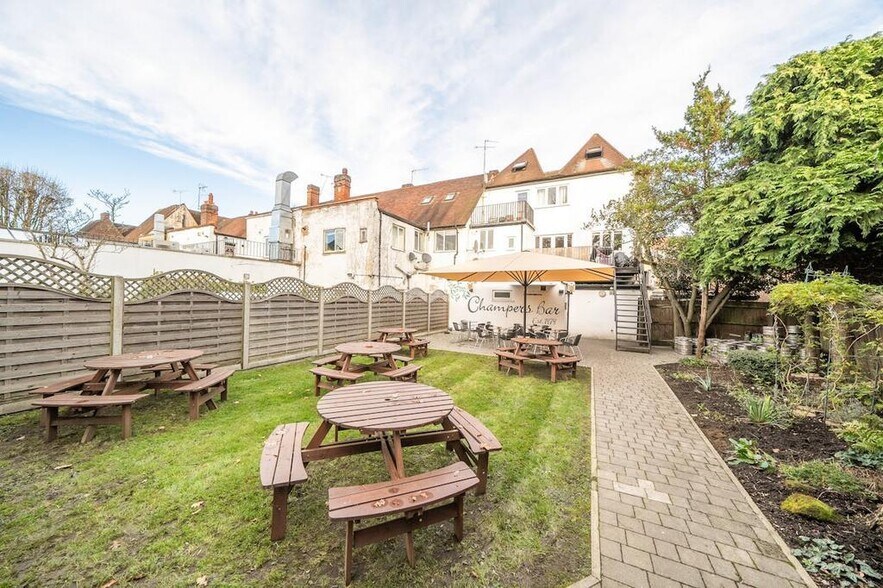 184 Field End Rd, Pinner à vendre - Photo de l’immeuble – Image 2 sur 15