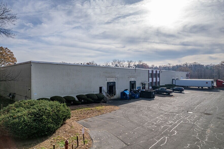 609 Silver St, Agawam, MA à louer - Photo de l’immeuble – Image 2 sur 15