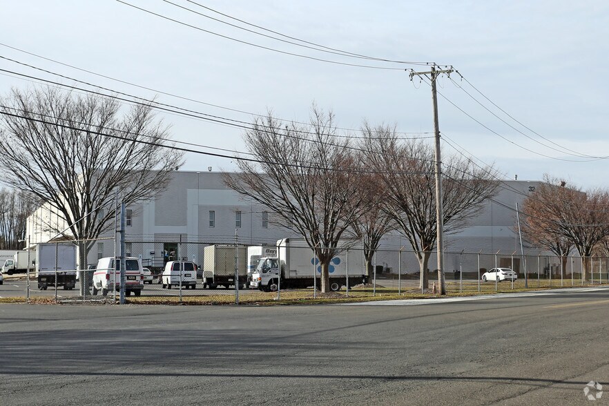 32 Runway Rd, Levittown, PA à louer - Photo de l’immeuble – Image 1 sur 5