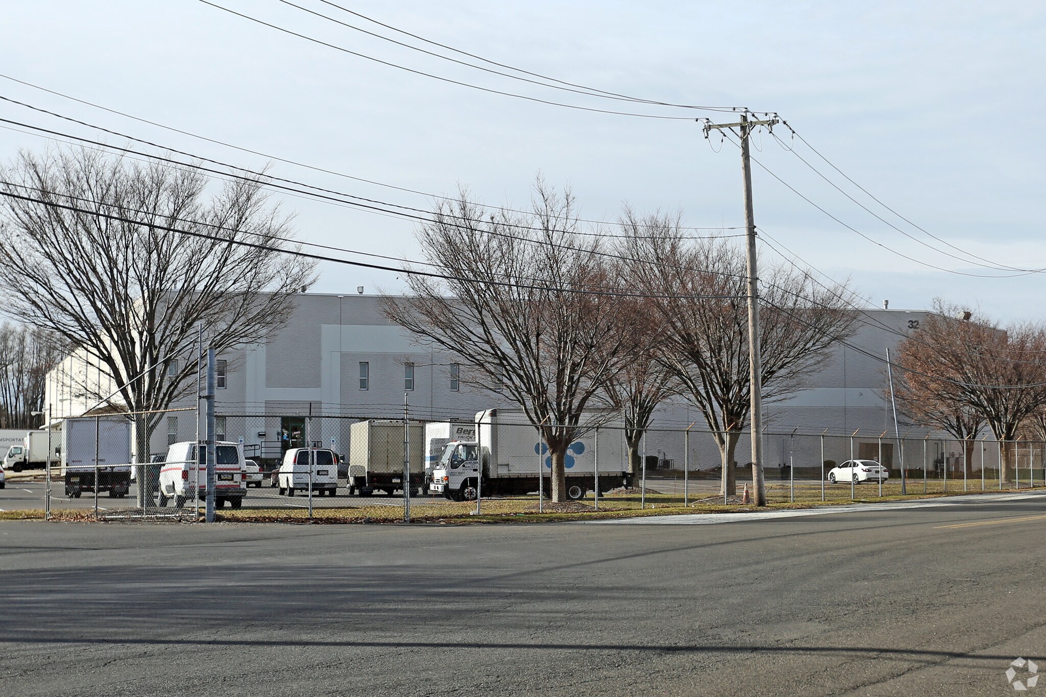 32 Runway Rd, Levittown, PA à louer Photo de l’immeuble– Image 1 sur 6