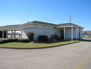 5953 W Park Ave, Houma, LA à louer Photo de l’immeuble– Image 1 sur 9
