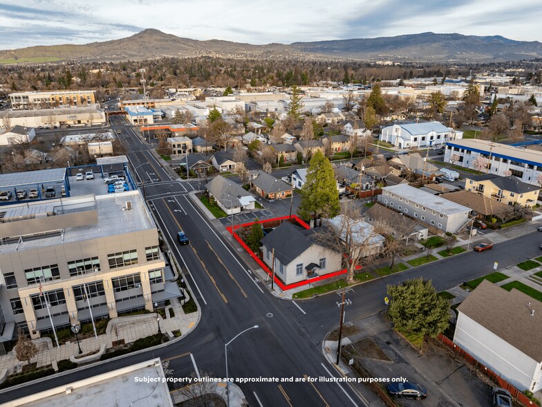 301 Ivy St, Medford, OR à vendre - Photo de l’immeuble – Image 1 sur 42