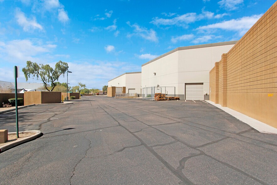 7499 E Paradise Ln, Scottsdale, AZ à vendre - Photo de l’immeuble – Image 3 sur 18
